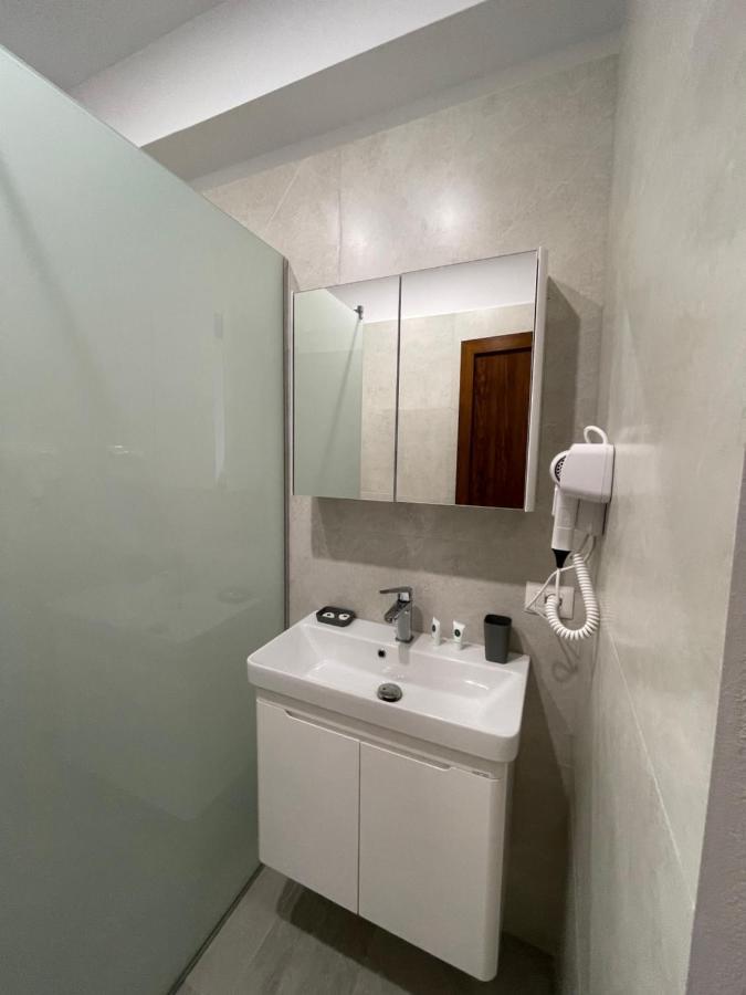 Hotel Kroi Near Castle Entrance Castle And Town View Kruje Bagian luar foto