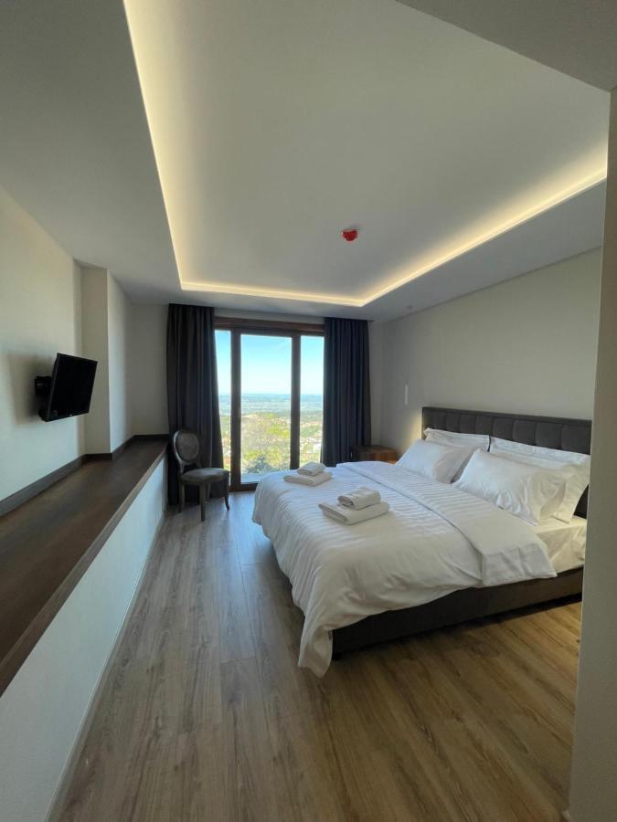 Hotel Kroi Near Castle Entrance Castle And Town View Kruje Bagian luar foto