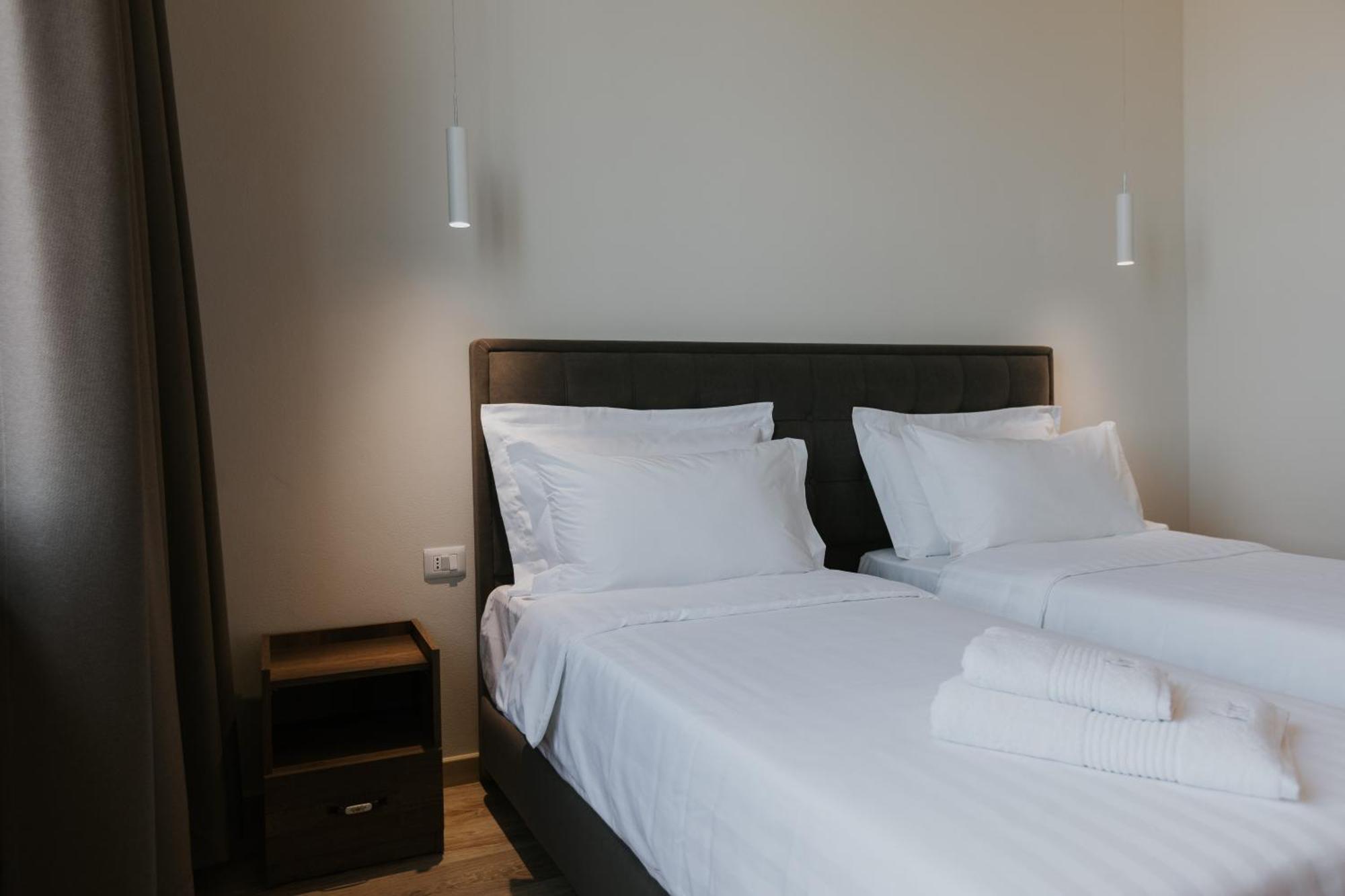 Hotel Kroi Near Castle Entrance Castle And Town View Kruje Bagian luar foto