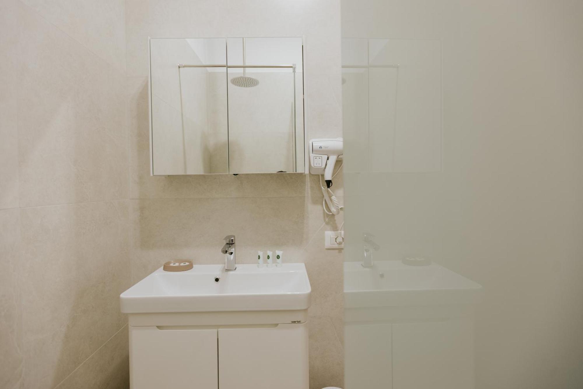 Hotel Kroi Near Castle Entrance Castle And Town View Kruje Bagian luar foto
