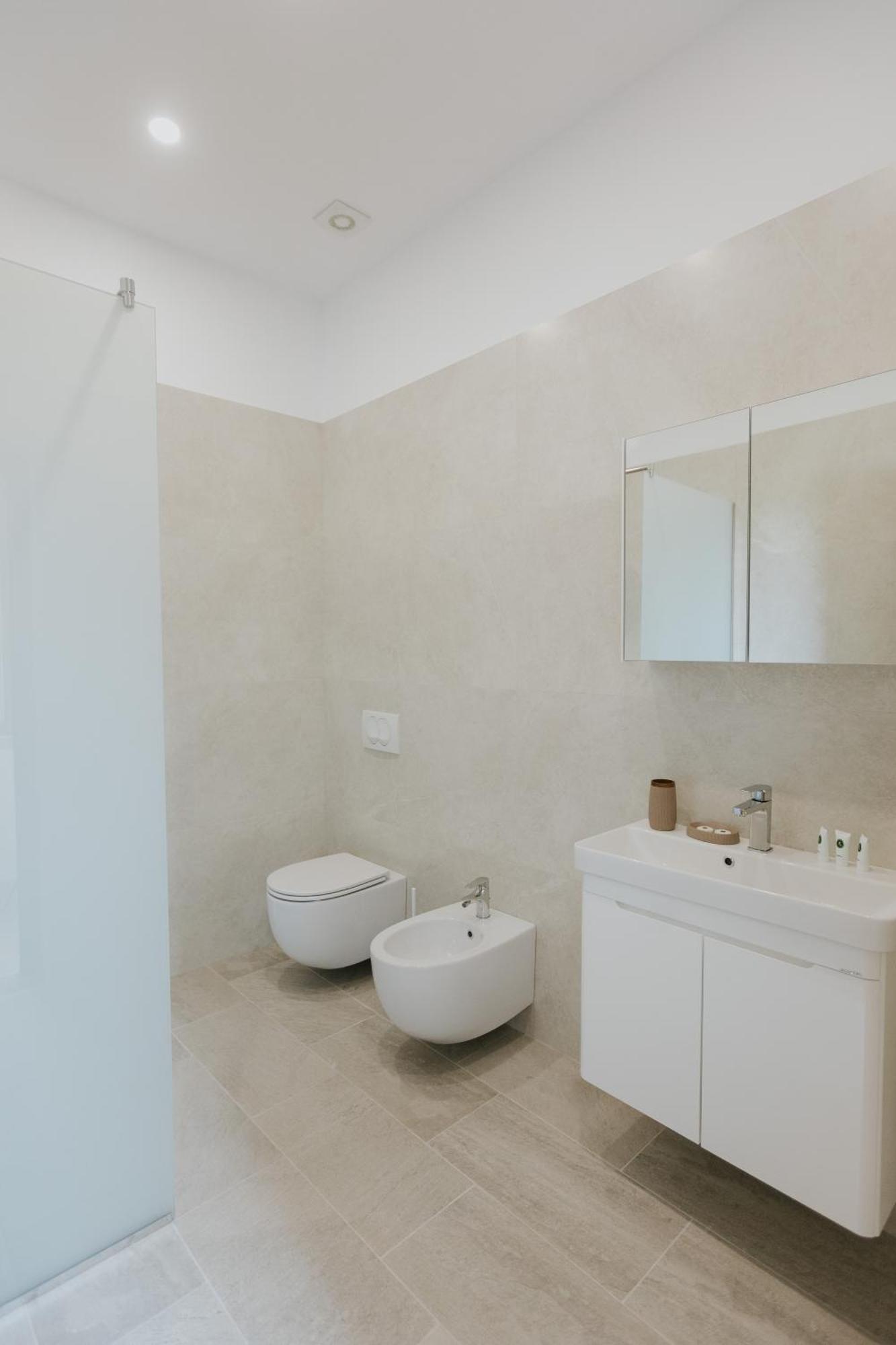 Hotel Kroi Near Castle Entrance Castle And Town View Kruje Bagian luar foto