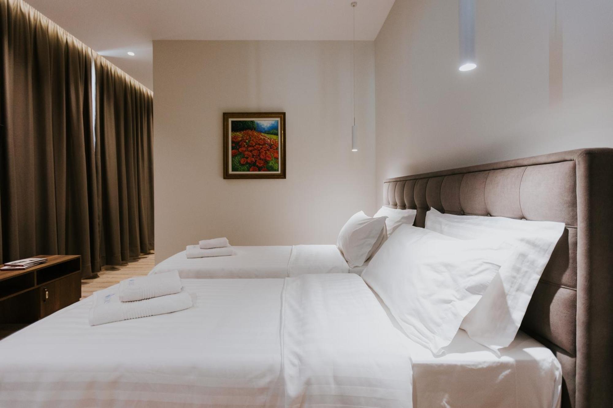 Hotel Kroi Near Castle Entrance Castle And Town View Kruje Bagian luar foto