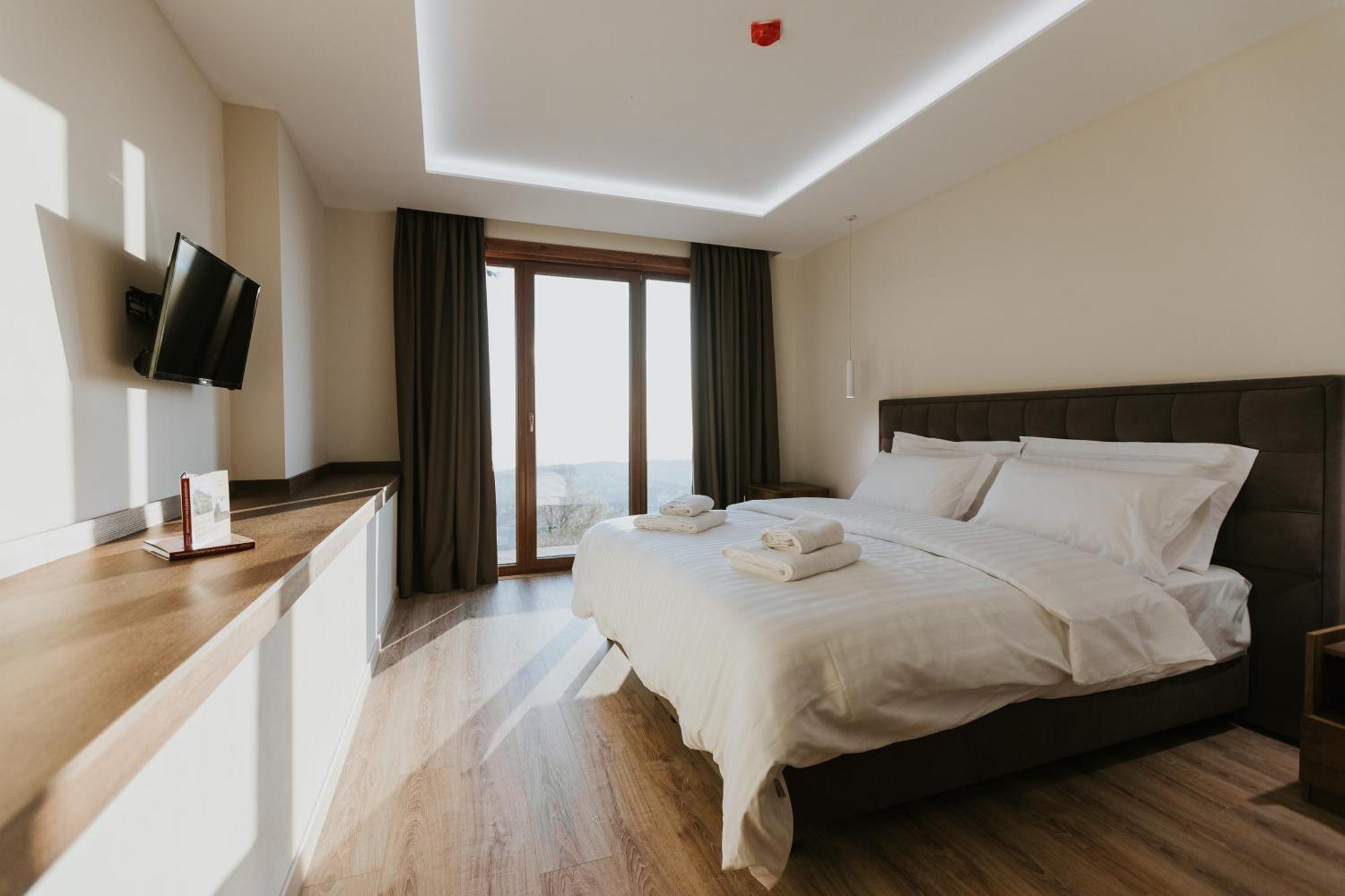 Hotel Kroi Near Castle Entrance Castle And Town View Kruje Bagian luar foto