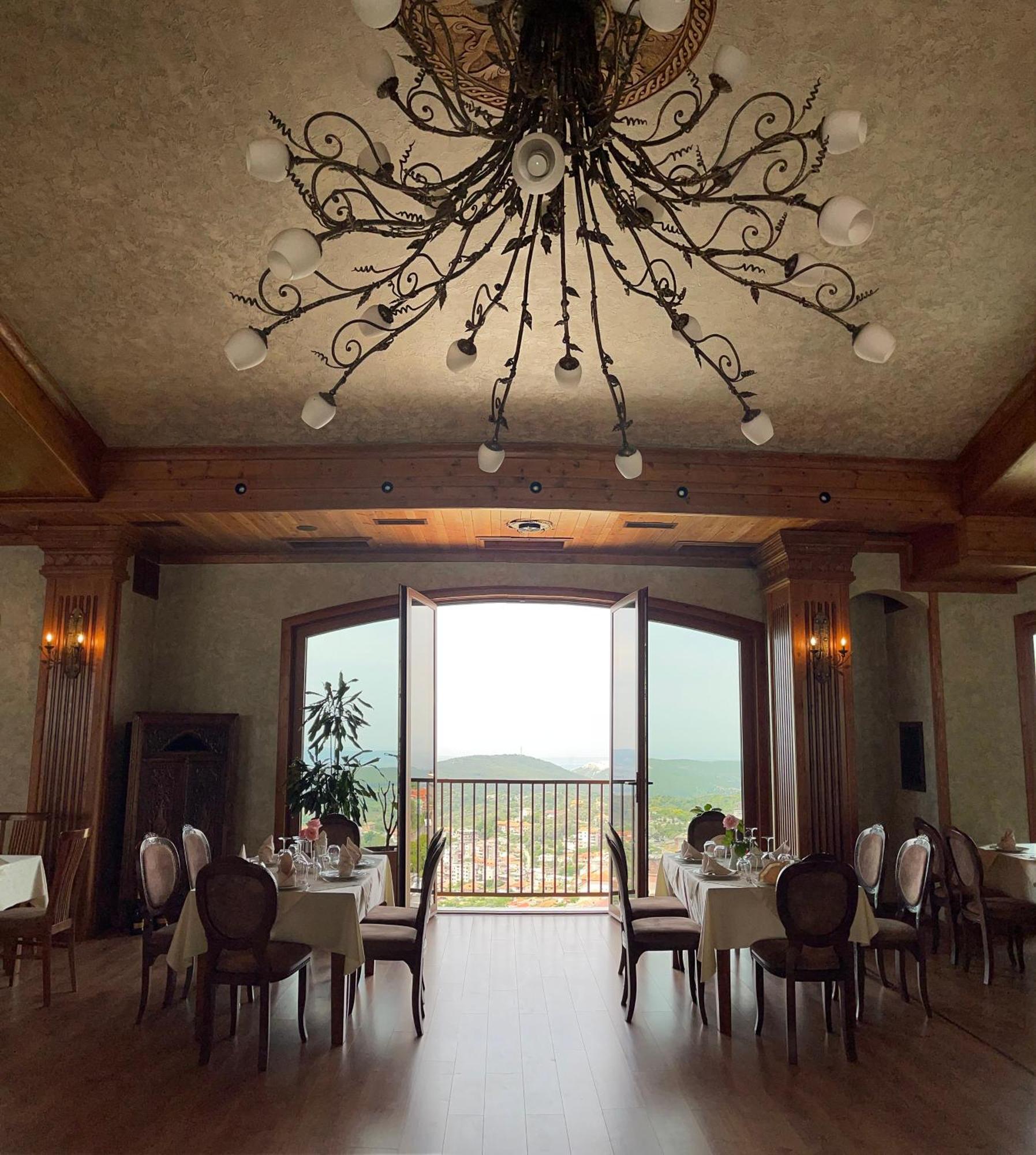 Hotel Kroi Near Castle Entrance Castle And Town View Kruje Bagian luar foto